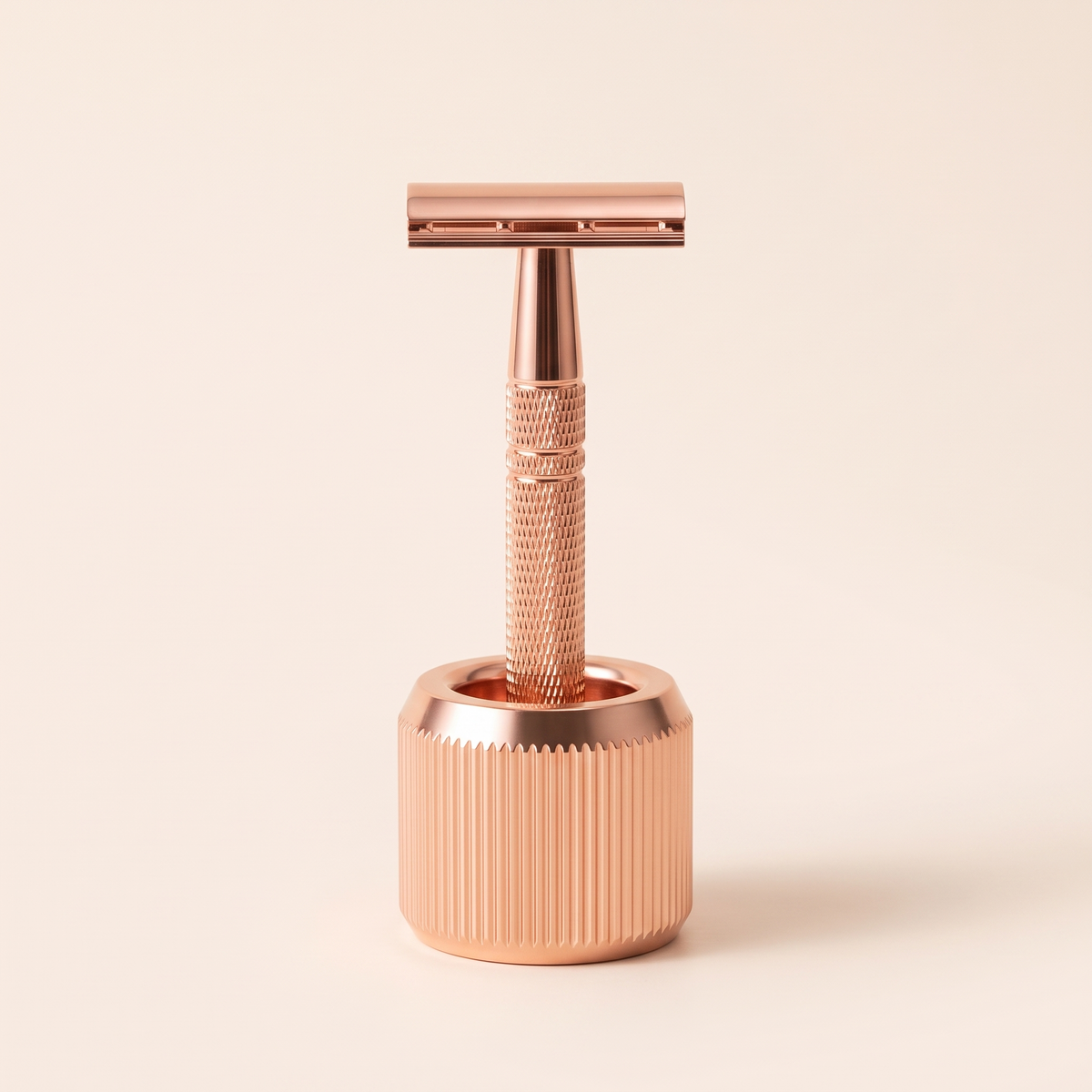 Rasoir Clarté sur son support rose gold en salle de bain