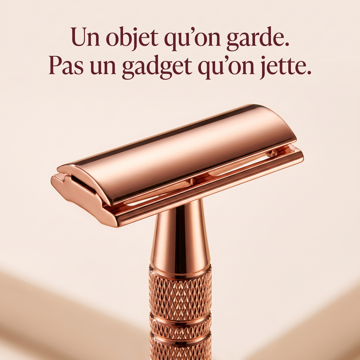 Gros plan sur la finition rose gold du rasoir Clarté